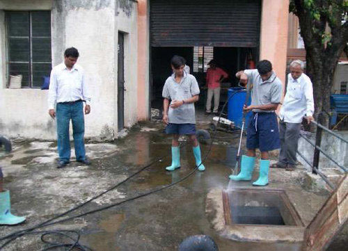 thau rửa bể nước huyện Thanh Oai